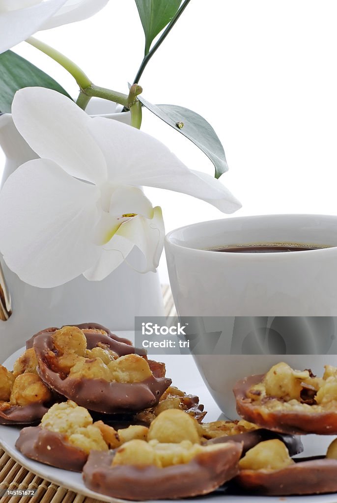 Café con pasteles y orchid flower - Foto de stock de Al horno libre de derechos