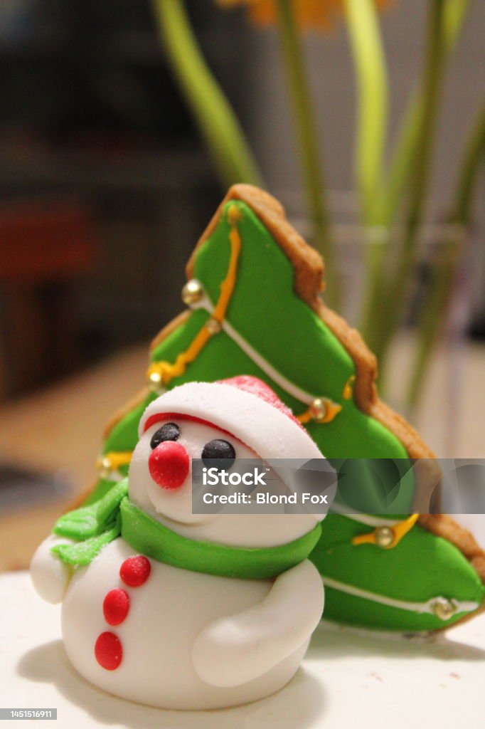 Foto de Bolo De Natal Com Decorações De Boneco De Neve E Biscoito Em Forma  De Árvore De Natal e mais fotos de stock de Biscoito - iStock