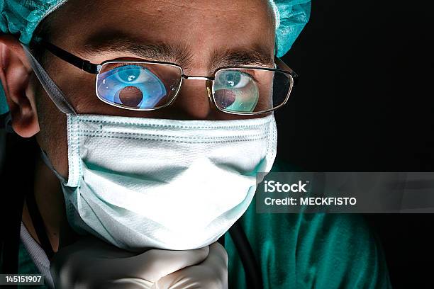 Médico O El Personal De Enfermería Foto de stock y más banco de imágenes de Cirujano - Cirujano, Asistencia sanitaria y medicina, Azul