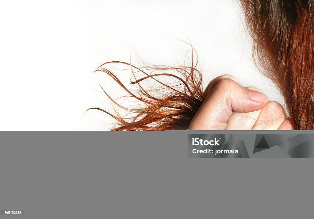 Mulher detém o cabelo em punho - Foto de stock de Mão em punho royalty-free