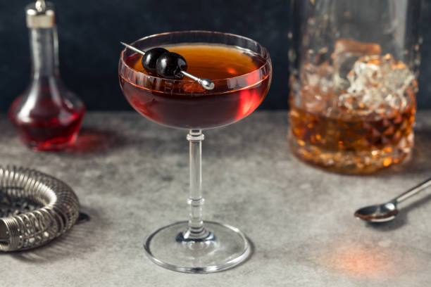 cocktail rinfrescante di las louisiane - manattan foto e immagini stock