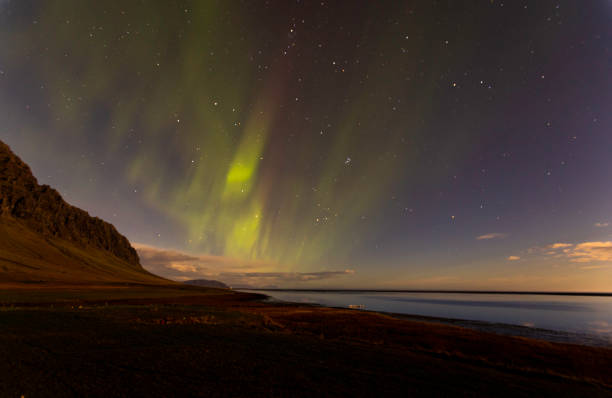 colorida aurora boreal en la costa este de islandia. - magnetosphere fotografías e imágenes de stock