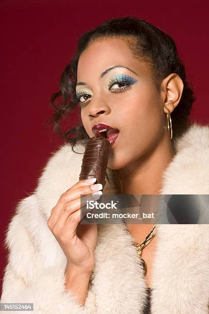 Dziewczyna W Futro Jeść Czekolady - zdjęcia stockowe i więcej obrazów Afroamerykanin - Afroamerykanin, Afrykanin, Dziewczyna pin-up