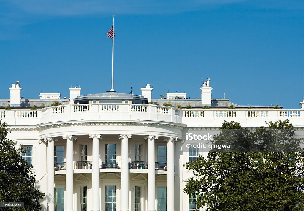 Lado sur de la Casa Blanca, bandera estadounidense, cielo azul - Foto de stock de La Casa Blanca libre de derechos