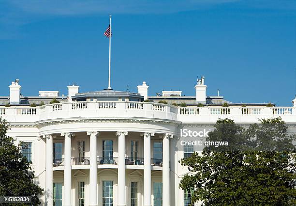 South Side Da Casa Branca Bandeira Dos Estados Unidos Da América Céu Azul - Fotografias de stock e mais imagens de Casa Branca - Washington DC