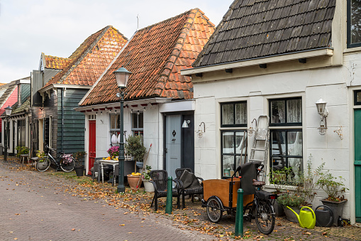 Antiguas casas pintorescas en el centro del pueblo de Den Burg en la isla holandesa de Texel. photo