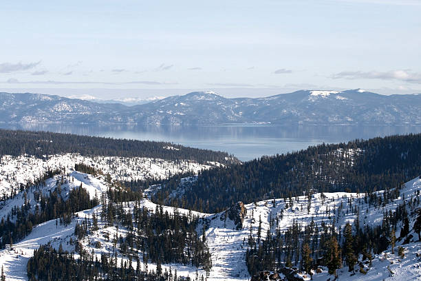widok na jezioro tahoe z squaw dolina - squaw lake zdjęcia i obrazy z banku zdjęć