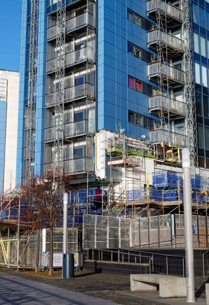 edificio residencial de gran altura de pisos con revestimiento que se reemplaza con materiales resistentes al fuego - london england apartment uk real estate fotografías e imágenes de stock