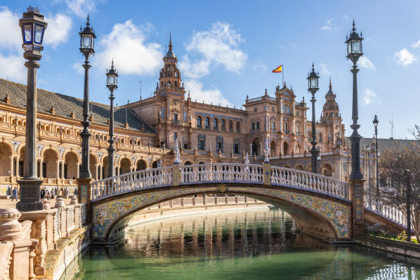 vista de la plaza de españa en sevilla, españa - seville sevilla bridge arch fotografías e imágenes de stock