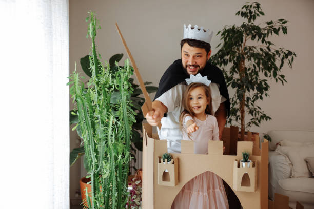 padre jugando emocionante juego de aventura con la hija - princess castle child family fotografías e imágenes de stock