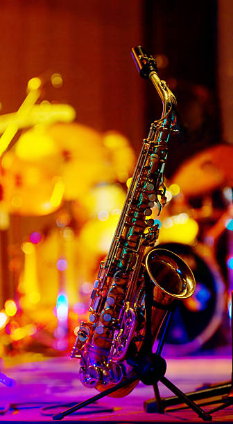 sassofono su sfondo luminoso. - trumpet musical instrument music brass foto e immagini stock