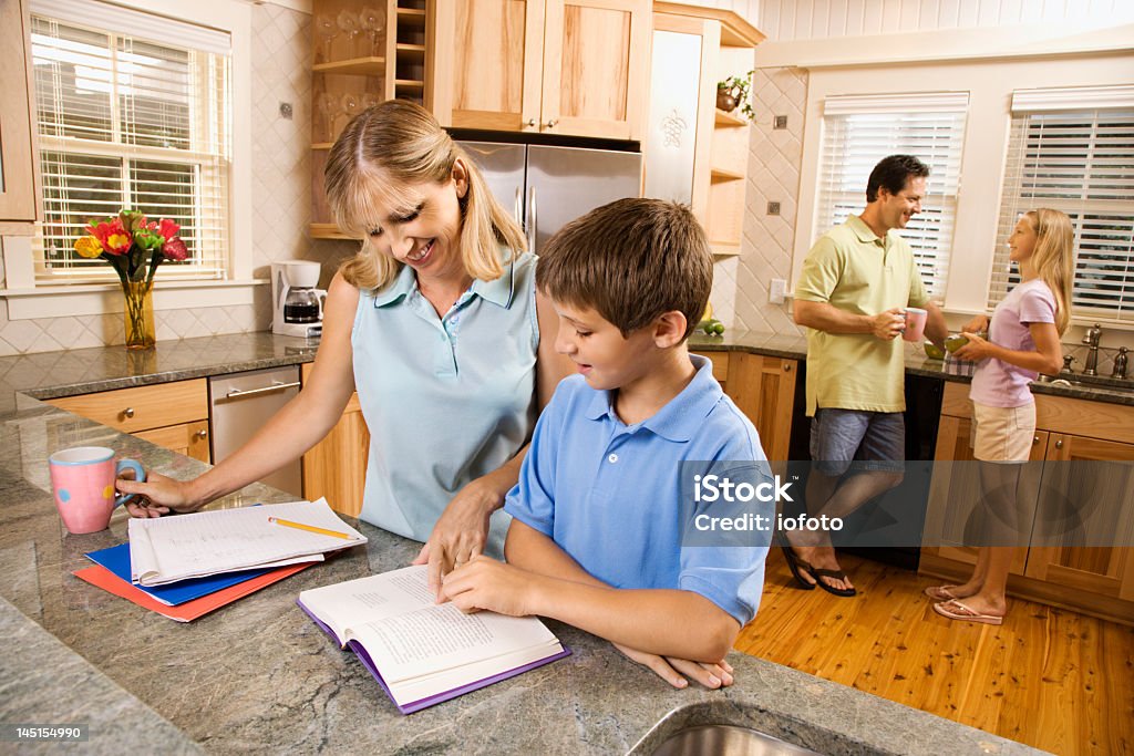 Família na cozinha a fazer trabalho de casa e a conversar. - Royalty-free 10-11 Anos Foto de stock