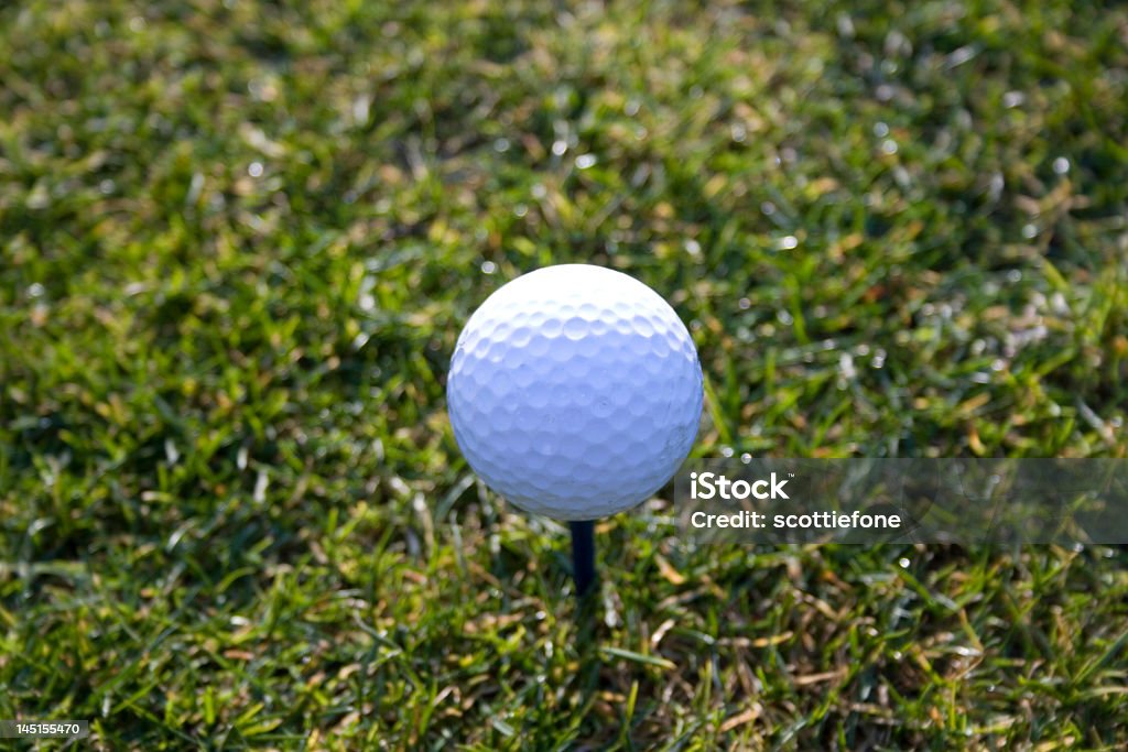 Balle de golf sur tee-shirt - Photo de Balle de golf libre de droits