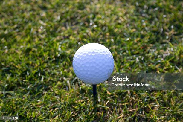 Photo libre de droit de Balle De Golf Sur Teeshirt banque d'images et plus d'images libres de droit de Balle de golf - Balle de golf, Balle ou ballon, Blanc