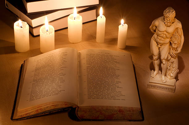 ainda-vida com um livro velho latina - candle mythology book literature - fotografias e filmes do acervo