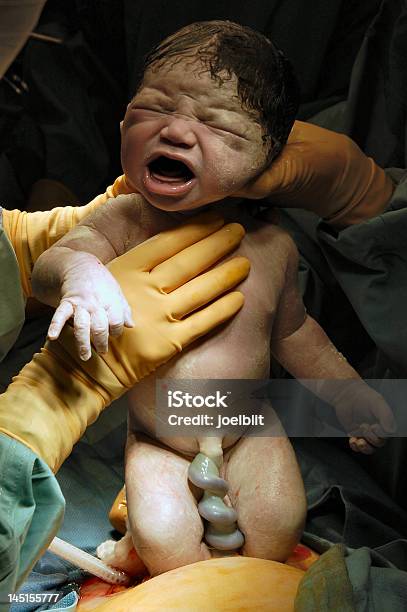 Parto - Fotografie stock e altre immagini di Bambino appena nato - Bambino appena nato, Sala parto, Parto