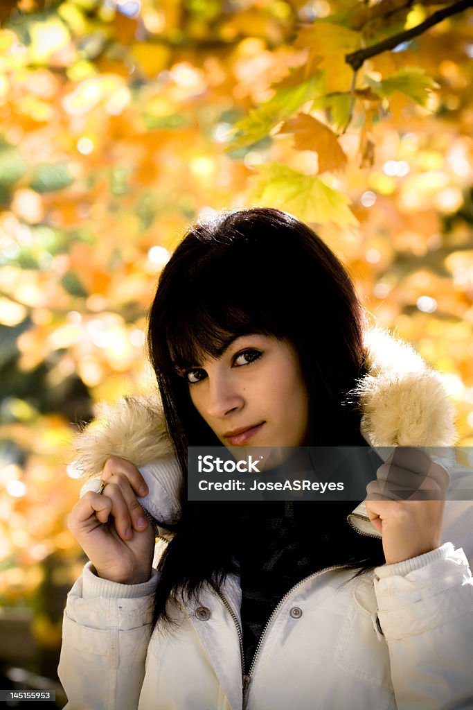 Jeune mannequin dans les feuilles fond - Photo de A la mode libre de droits