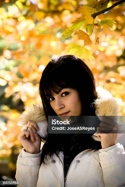 Photo libre de droit de Jeune Mannequin Dans Les Feuilles Fond banque d'images et plus d'images libres de droit de A la mode - A la mode, Adolescence, Adolescent