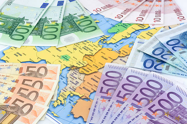 euros à la carte - five euro banknote european union currency number 5 paper currency photos et images de collection