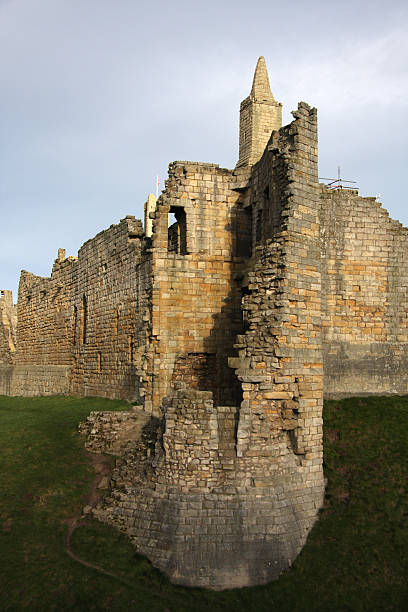 warkworth castle plätschernden tower - warkworth castle stock-fotos und bilder