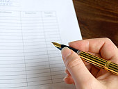 unterschreiben-eines-dokuments.jpg?b=1&s=170x170&k=20&c=8vNDHpk5jeBGji74TQDbdPSQbfJhqFuPwvrqGjPCEcg=