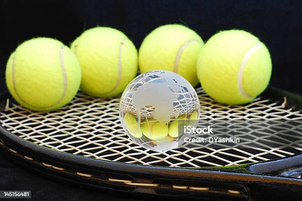 Photo libre de droit de Balles De Tennis Et Un Globe banque d'images et plus d'images libres de droit de Activité - Activité, Activité de loisirs, Arranger