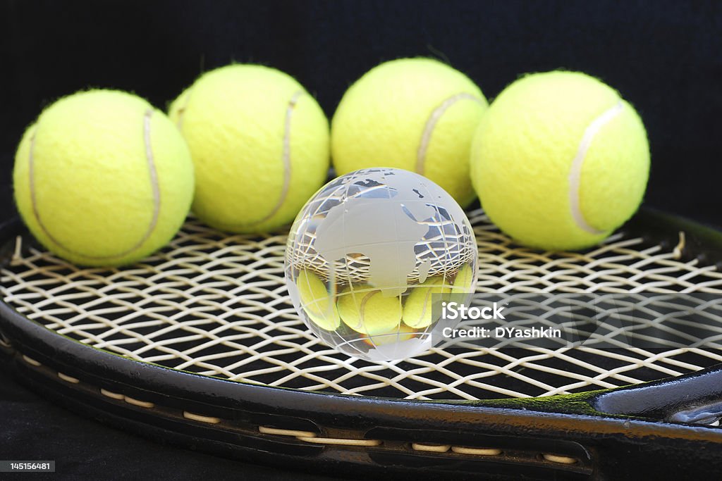 Bolas de tênis e um mundo - Foto de stock de Amarelo royalty-free