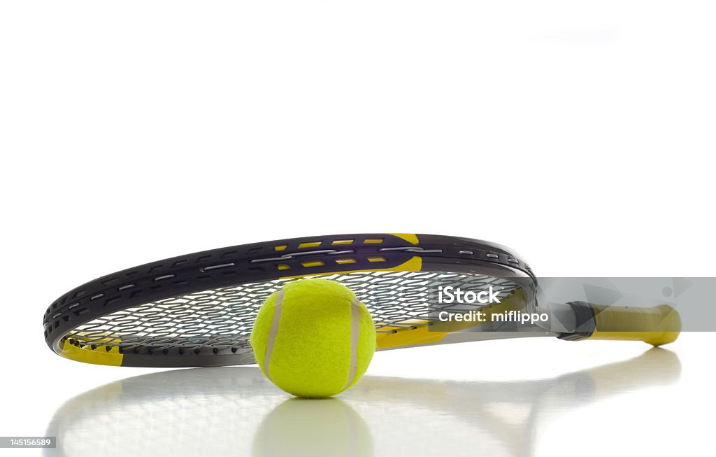 Bola de tênis e raquete - Foto de stock de Fundo Branco royalty-free