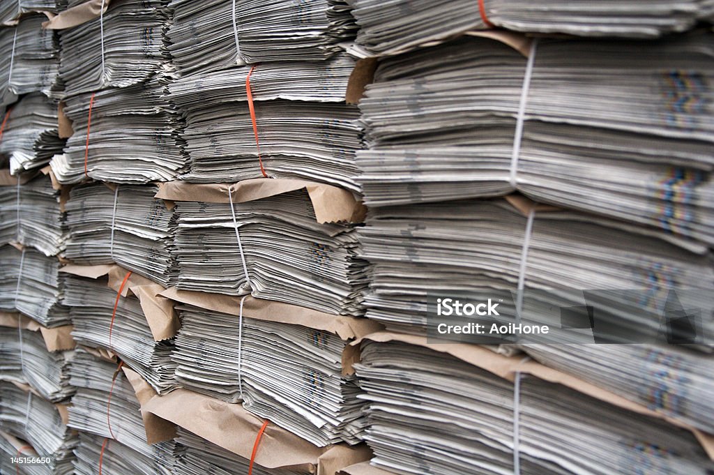 Pila de periódicos - Foto de stock de Periódico libre de derechos