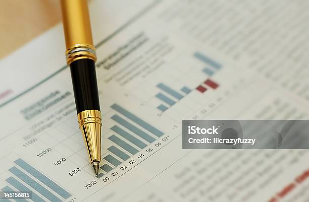 Pióro Z Schemat Na Sprawozdanie Finansowemagazine - zdjęcia stockowe i więcej obrazów Biznes - Biznes, Dane, Dane finansowe