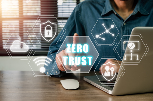 Concepto de seguridad de confianza cero, persona que usa la computadora con el icono de confianza cero en la pantalla virtual. photo
