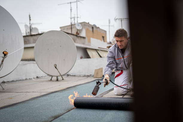 Flat roof covering works with roofing felt