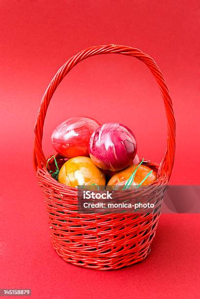 Coloridos Huevos Oriental En Rojo Cesta Foto de stock y más banco de imágenes de Alegre - Alegre, Alimento, Amarillo - Color