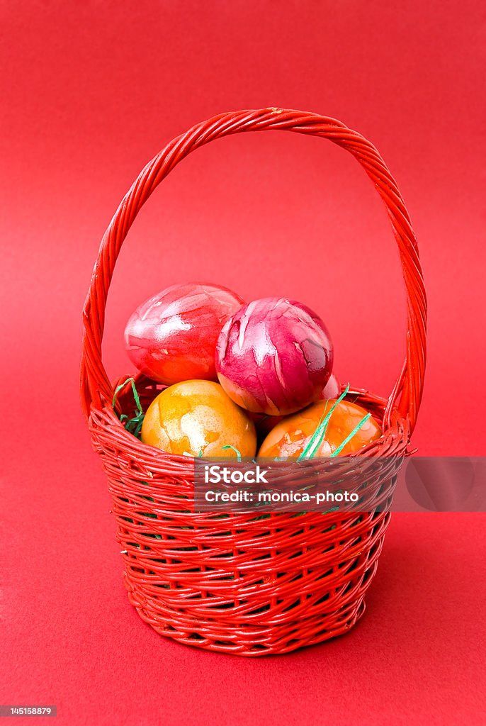 Ovos coloridos em uma cesta de vermelho do - Foto de stock de Amarelo royalty-free
