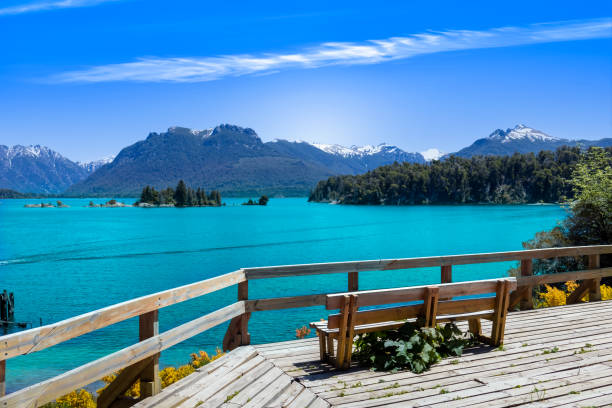 argentina, patagonia, isla bariloche, isla victoria y paisajes escénicos del bosque de arrayanes - bariloche fotografías e imágenes de stock