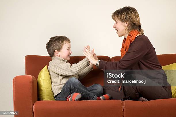 Foto de Família Jogando e mais fotos de stock de Abraçar - Abraçar, Aconchegante, Almofada