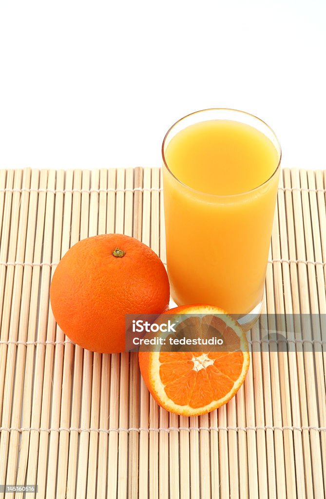 Jugo de naranja y las naranjas maduros - Foto de stock de Alimento libre de derechos