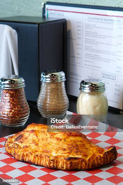 Calzone Stockfoto und mehr Bilder von Calzone - Calzone, Erfrischung, Essen am Tisch