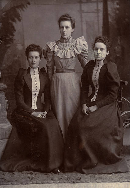 victorian damen-porträt von drei schwestern - puffed sleeve stock-fotos und bilder
