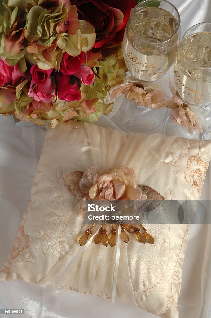 Anneaux de mariage, bouquet avec surmatelas et bonnets - Photo de Bouquet formel libre de droits