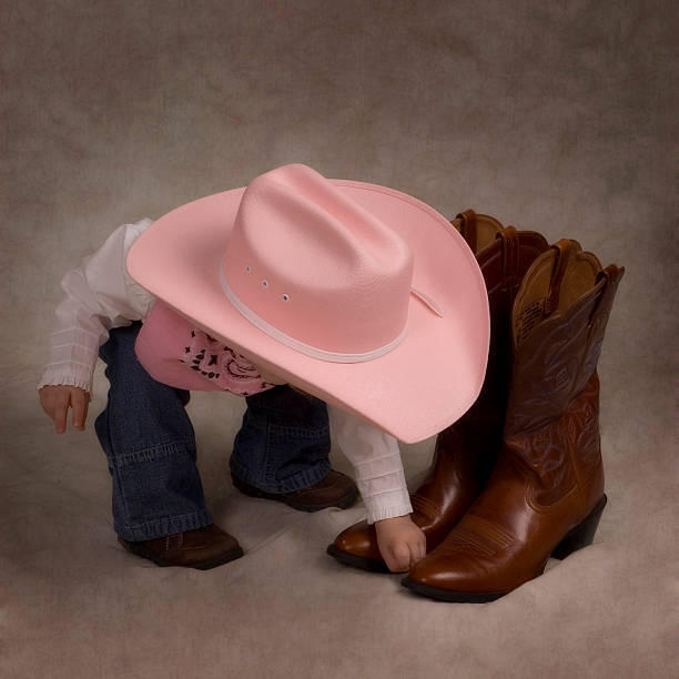 kowbojka w szkolenia - hat toddler little girls pink zdjęcia i obrazy z banku zdjęć