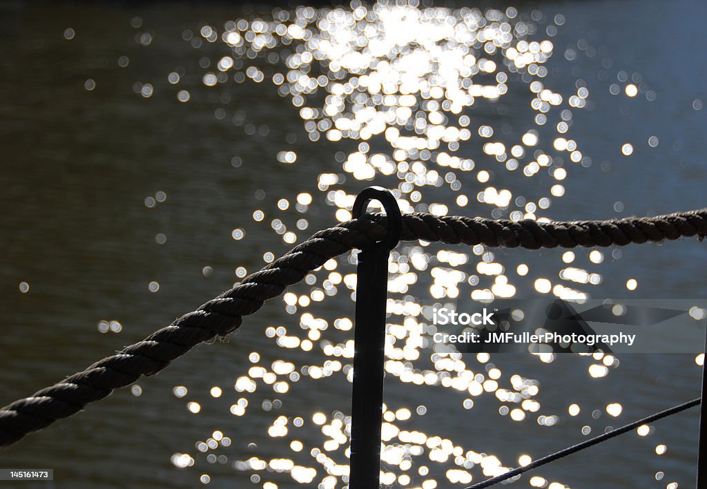 Reflejos de la luz del sol sobre el río - Foto de stock de Agua libre de derechos