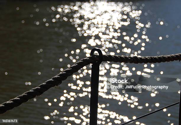 Reflejos De La Luz Del Sol Sobre El Río Foto de stock y más banco de imágenes de Agua - Agua, Aire libre, Australia