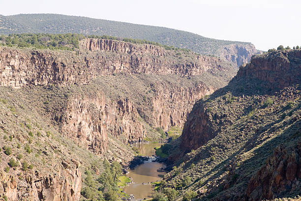 река rio grande река gorge, north central нью-мексико, terminator salvation - rio grande new mexico river valley стоковые фото и изображения