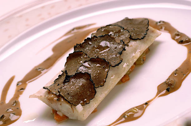 bistec de pescado con verduras de trufa - trufa sin sabor fotografías e imágenes de stock