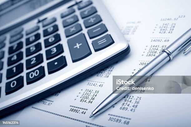 Calculadora Bolígrafo Y Equilibrio De Negocios Foto de stock y más banco de imágenes de Calculadora - Calculadora, Instrumento de escribir con tinta, Finanzas