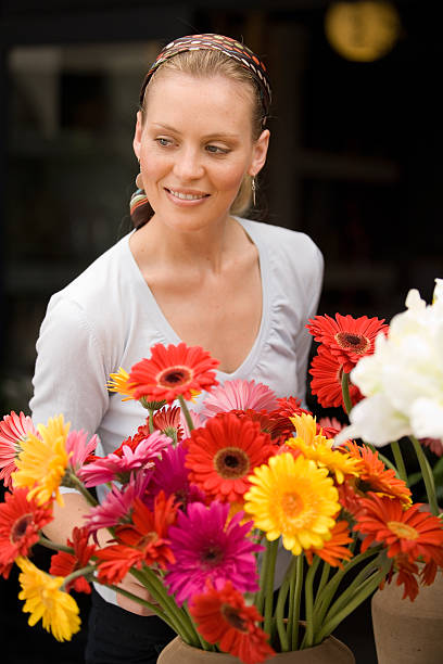 Mulher com flores - foto de acervo