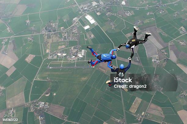 Drei Freunde Skydiving Stockfoto und mehr Bilder von Extremsport - Extremsport, Fallschirmsport, Flughafen