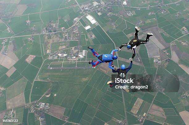 Photo libre de droit de Trois Amis Parachutisme En Chute Libre banque d'images et plus d'images libres de droit de Amitié - Amitié, Aéroport, Ciel