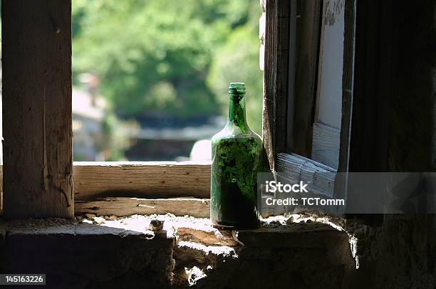 늙음 버처 와인 통을 창 고풍스런에 대한 스톡 사진 및 기타 이미지 - 고풍스런, 와인병, 이탈리아